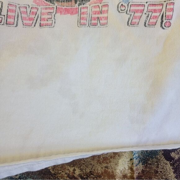 KISS Alive In ‘77 Retro Band T-shirt Men’s Size Small White Short Sleeve - Picture 12 of 15